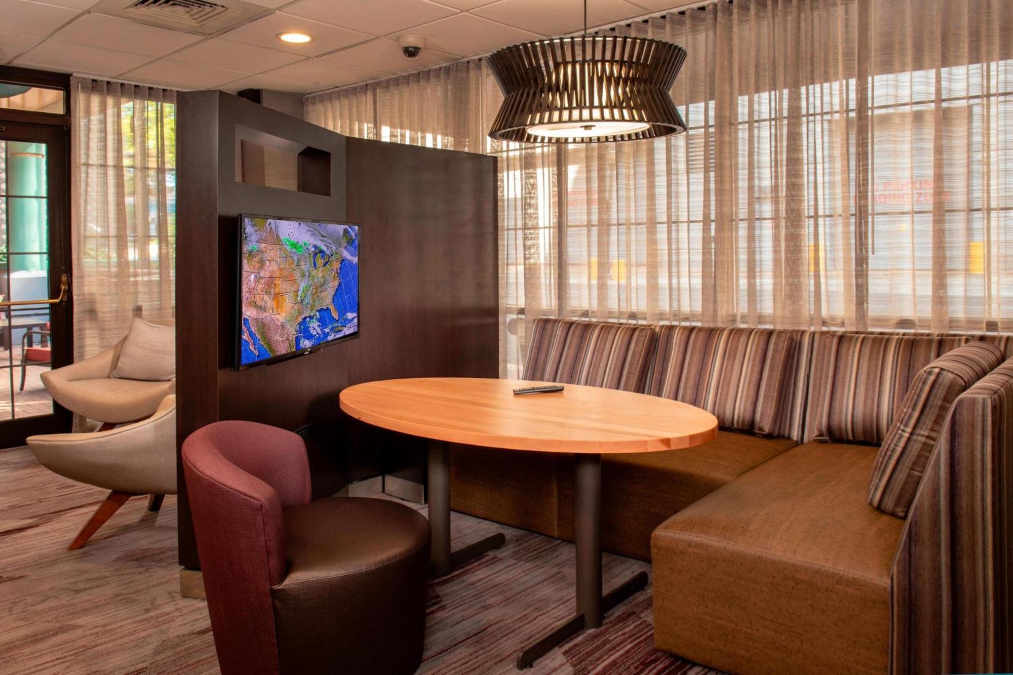 Отель Courtyard Wilmington Downtown Экстерьер фото