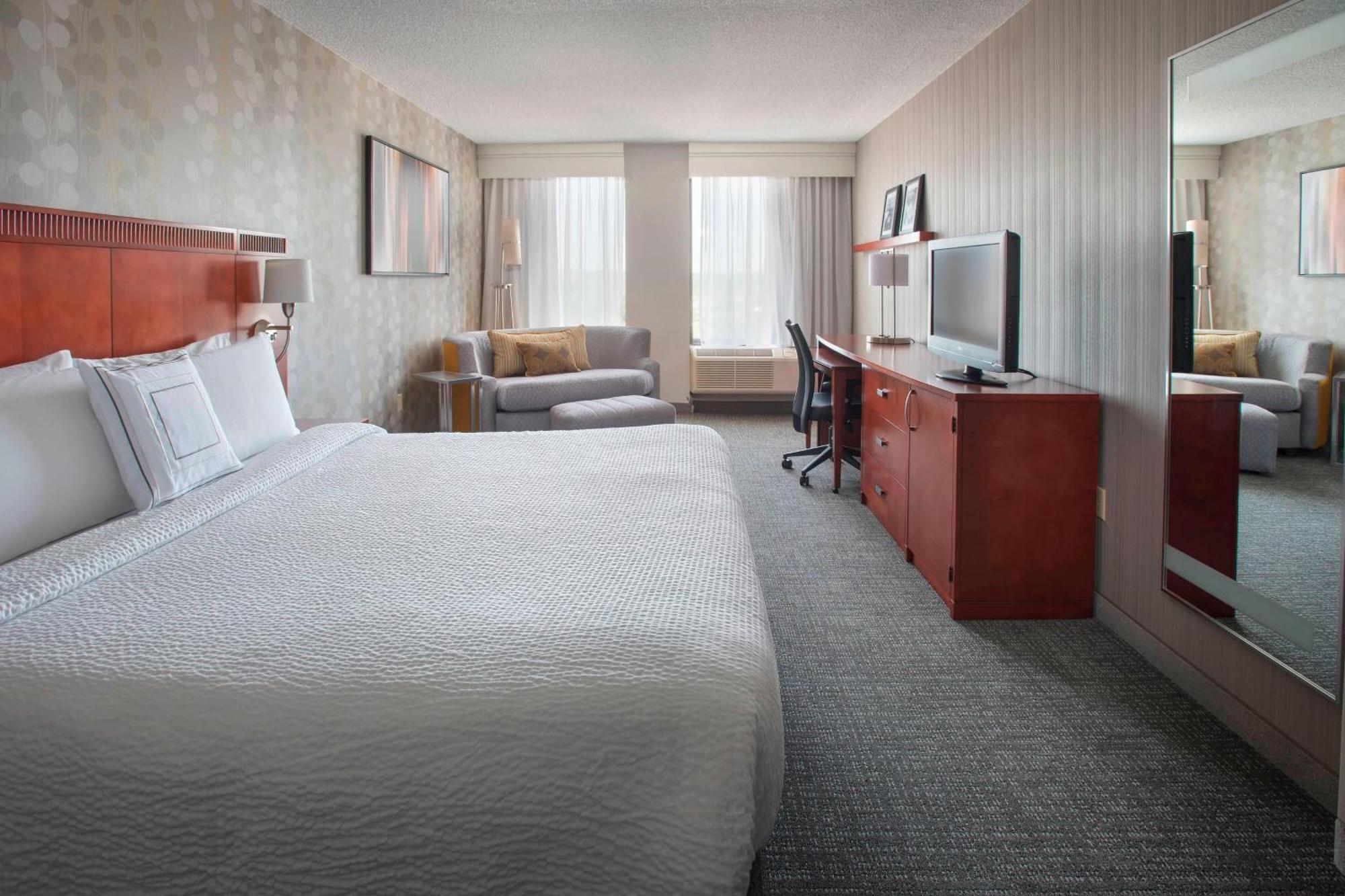 Отель Courtyard Wilmington Downtown Экстерьер фото