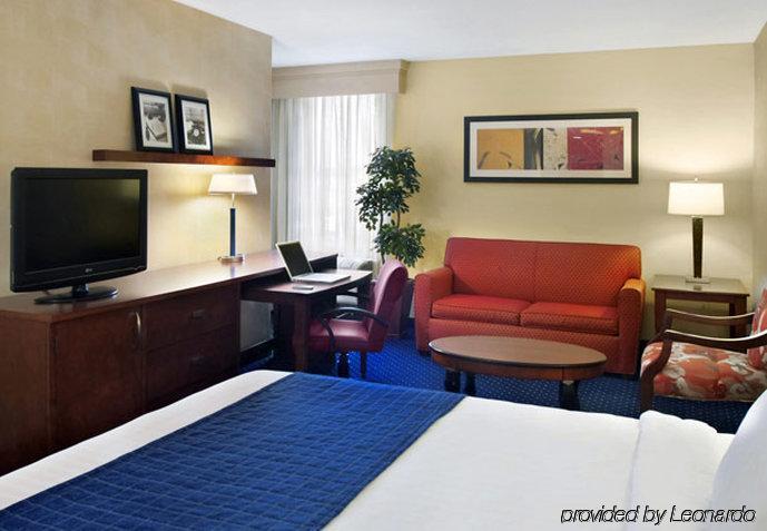 Отель Courtyard Wilmington Downtown Экстерьер фото